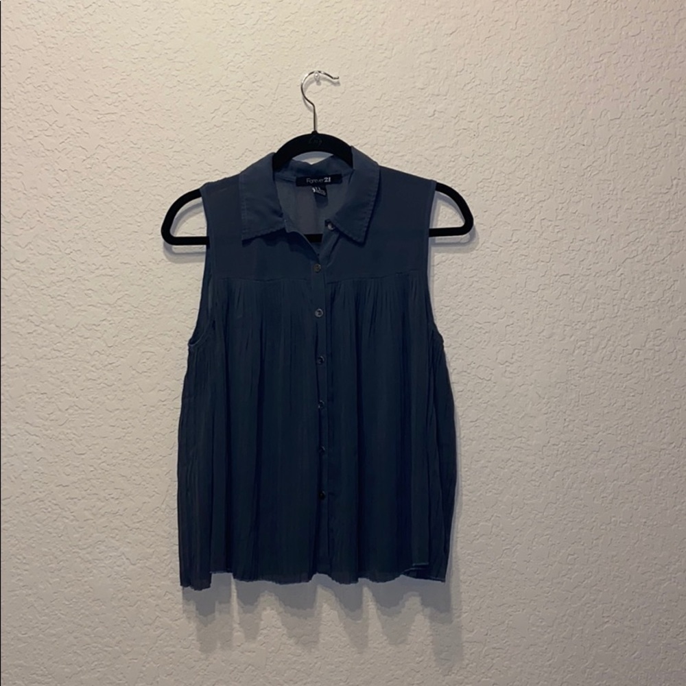 Collared, sleeveless top.